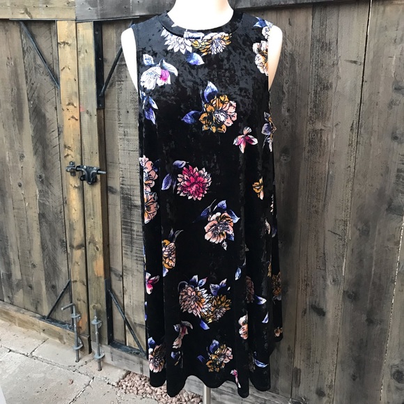 Want and Need Tops - Want & Need Velvet Floral Sleeveless Tunic NWOT